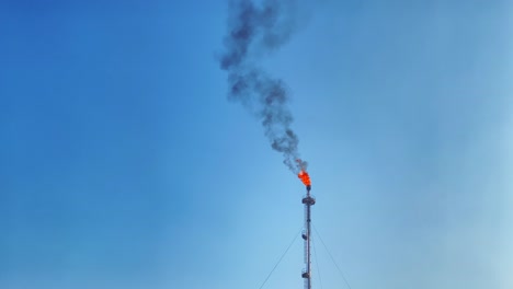 Fondo-Mínimo-De-La-Industria-De-Refinería-De-Pilas-De-Bengalas-Altas-Quemando-Liberando-Humo