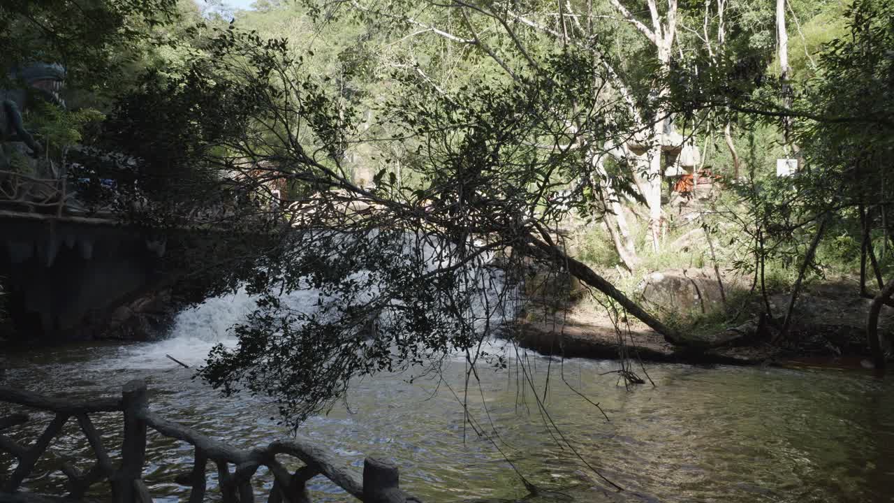 다탄라 폭포의 계단식 물과 무성한 녹지 - 베트남 달랏의 명승지