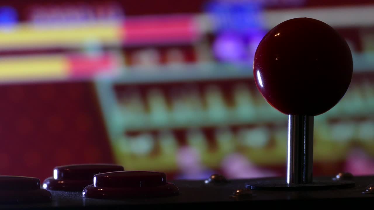 giocare a giochi arcade degli anni ottanta su un vecchio joystick impolverato