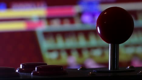 jugando juegos de arcade de los años ochenta en un viejo joystick polvoriento