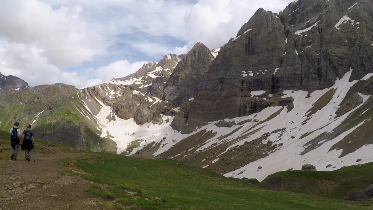 imágenes de un sendero de montaña en el valle de ripera, reserva de la biosfera de ordesa viñamala, huesca, españa