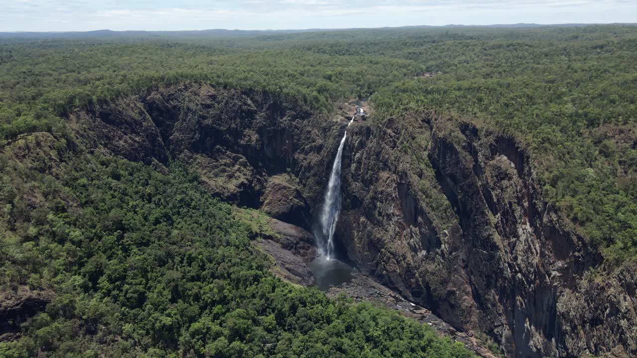 notables cataratas wallaman en el parque nacional girringun en un día soleado de verano en queensland, australia