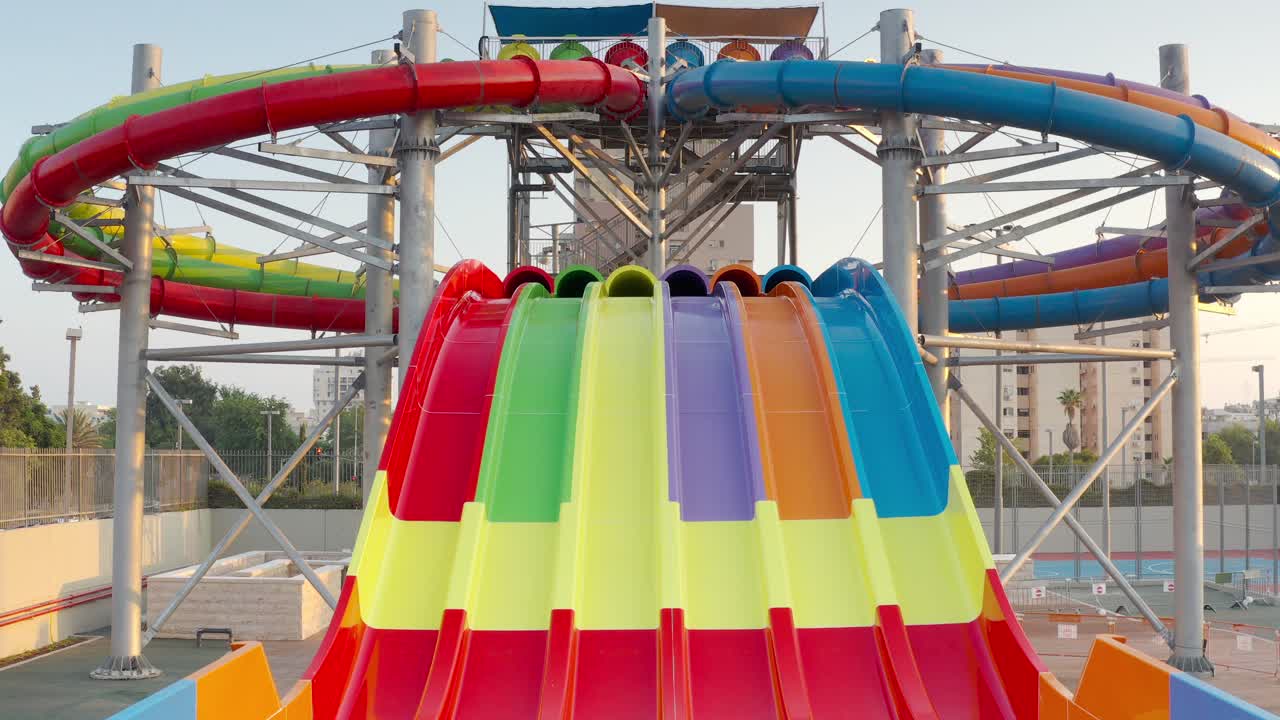 coloridos toboganes de parque acuático