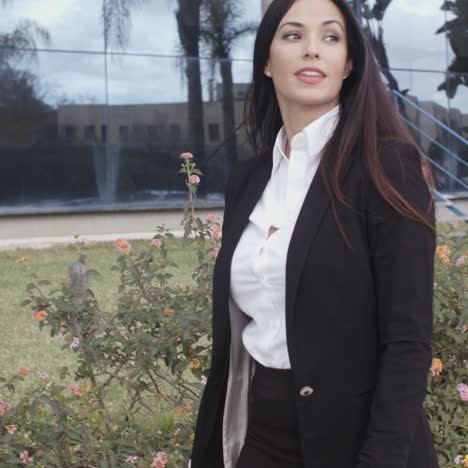 Sonriente-Mujer-Segura-Caminando-Por-Una-Acera