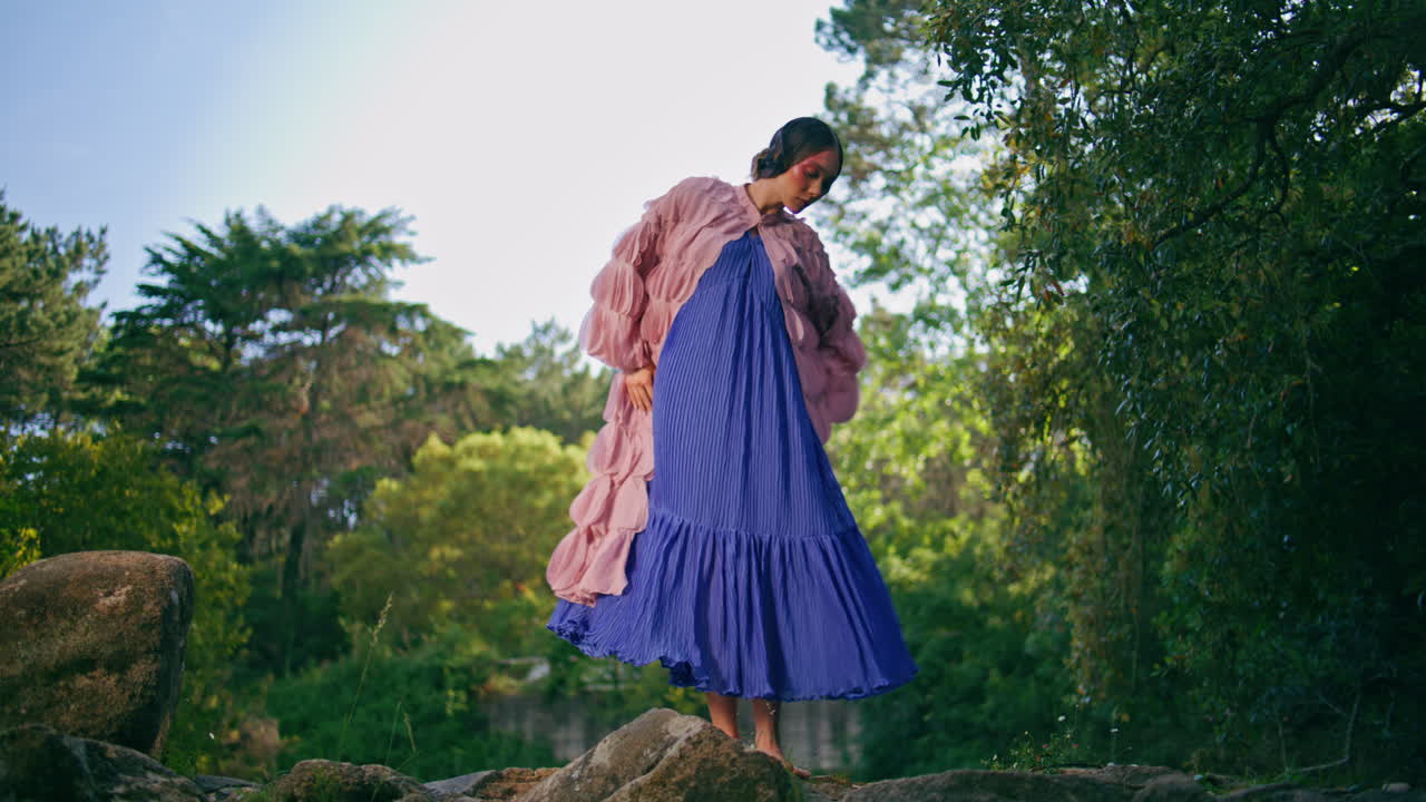 una chica hipnotizante posando el paisaje de la naturaleza. una mujer hada moviendo suavemente el cuerpo.