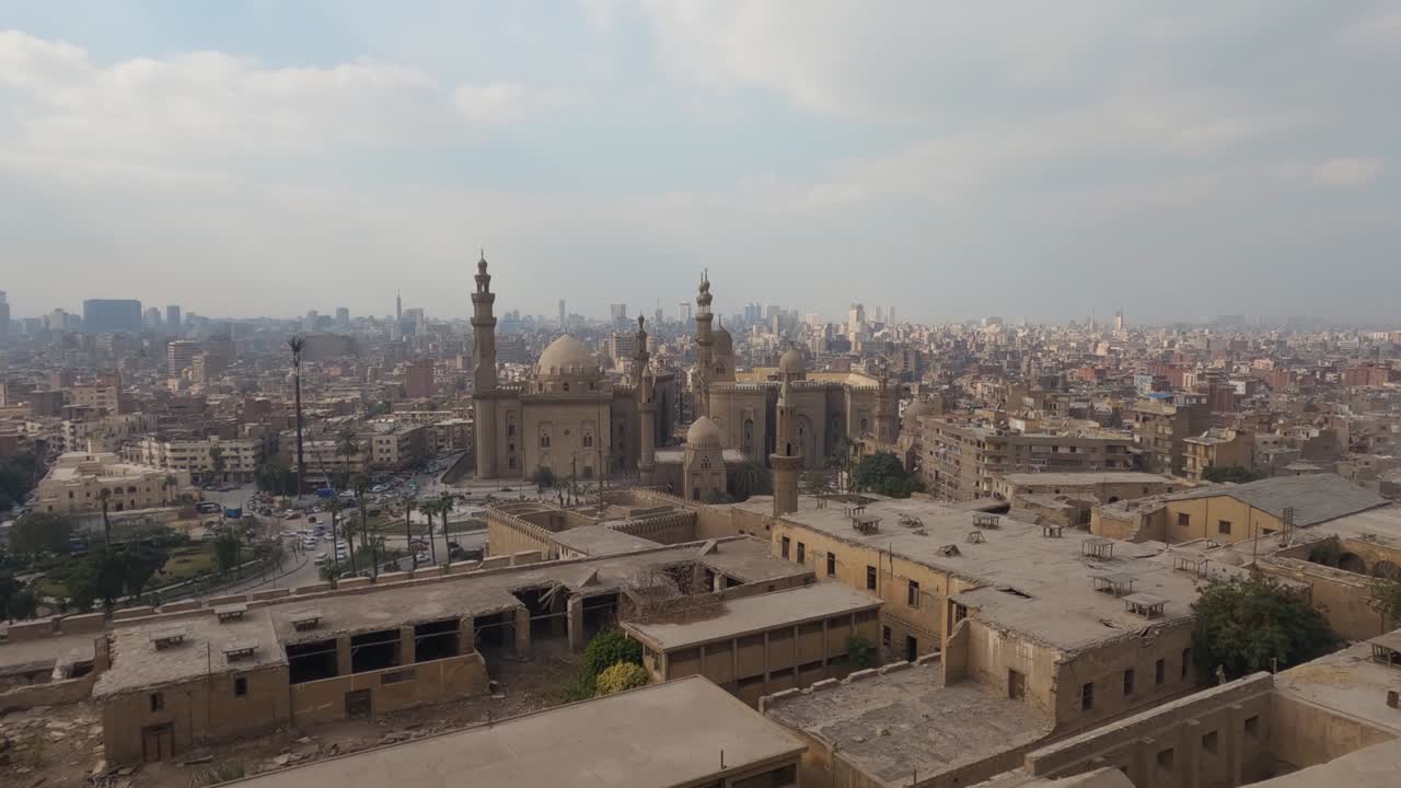 vista elevada de la monumental mezquita-madrasa del sultán hassan, el cairo, egipto