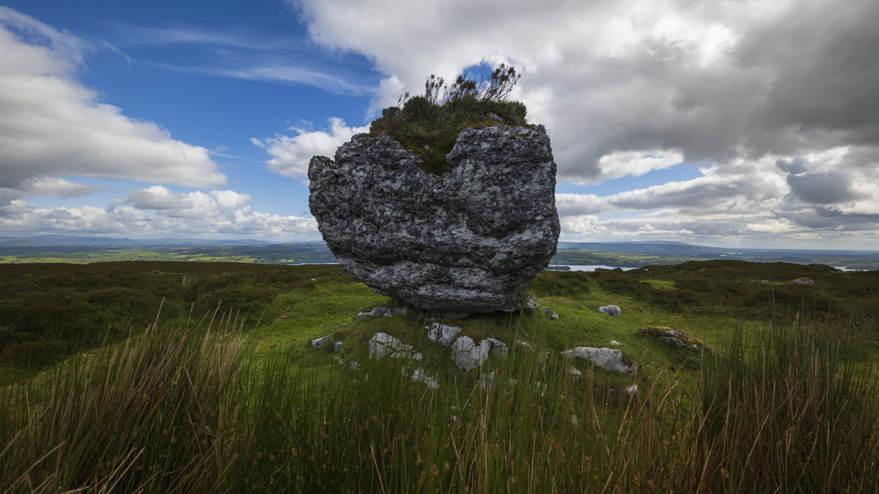 lapso de tiempo del paisaje rural y remoto de hierba, árboles y rocas durante el día en las colinas de carrowkeel en el condado de sligo, irlanda