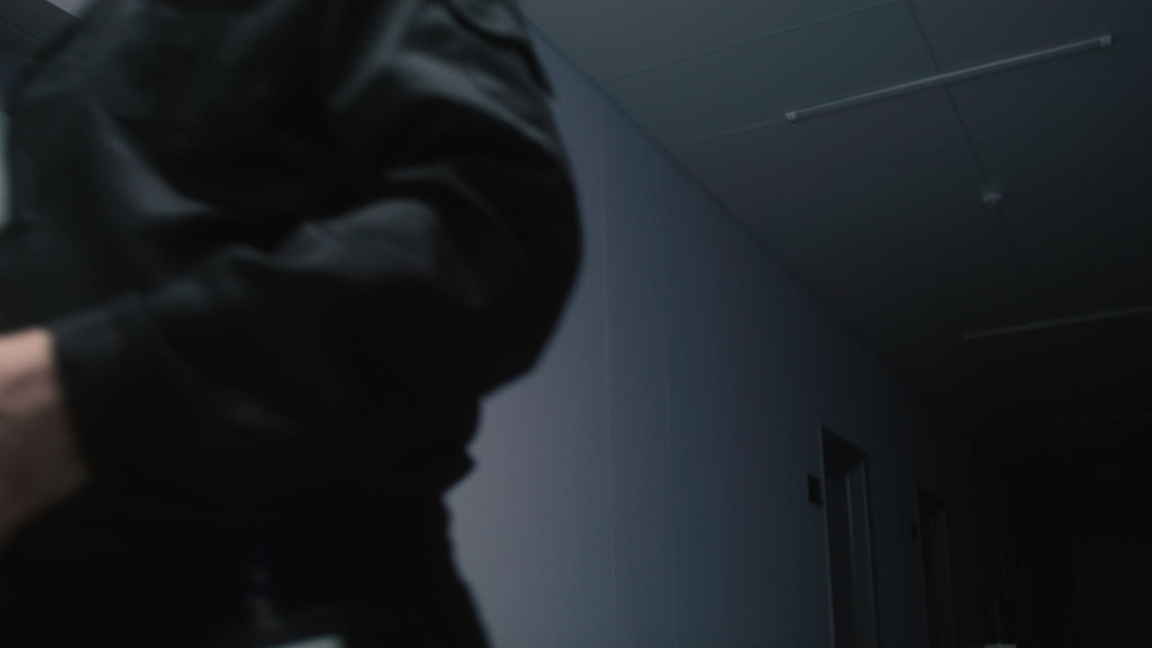 밤에 태블릿을 사용하는 백인 남자