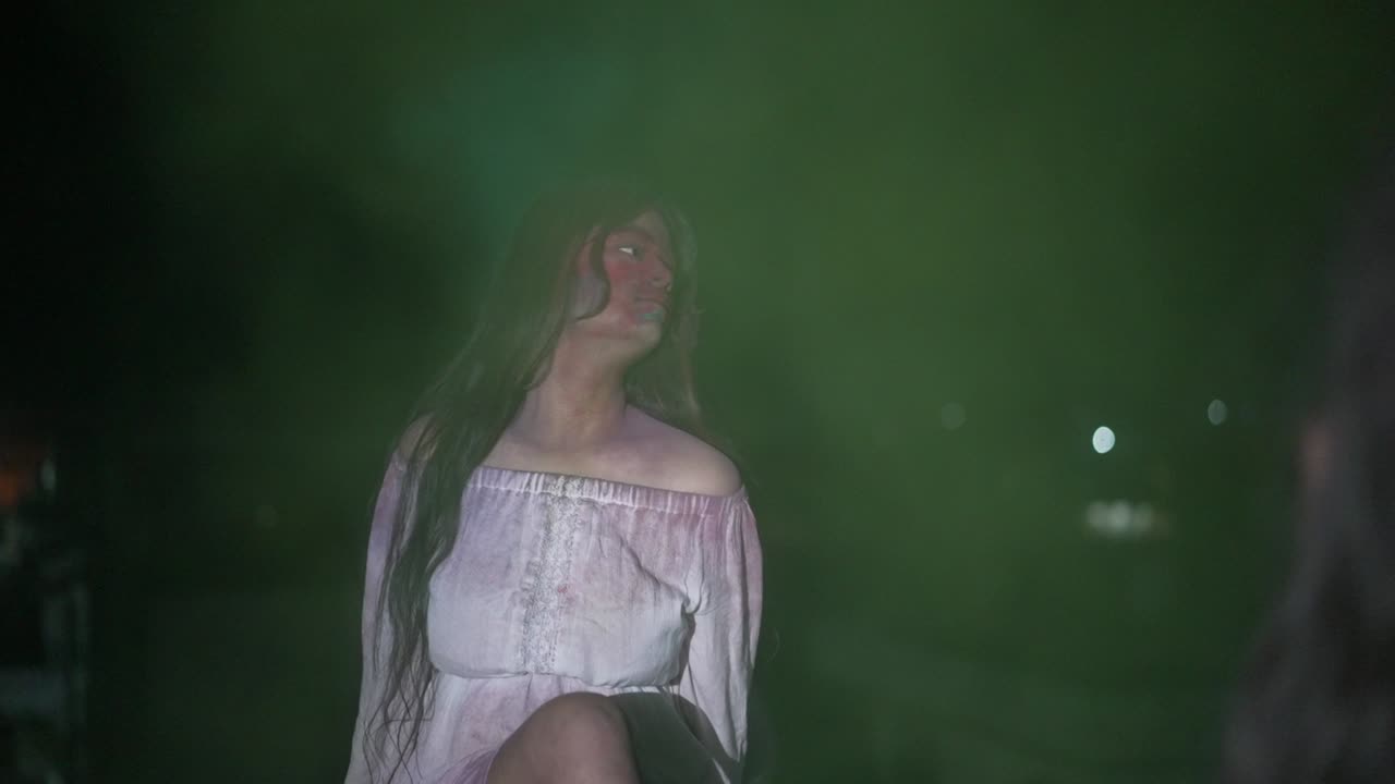 танцующие молодые индийские женщины с сухим цветом порошка холи взрывается вокруг нее