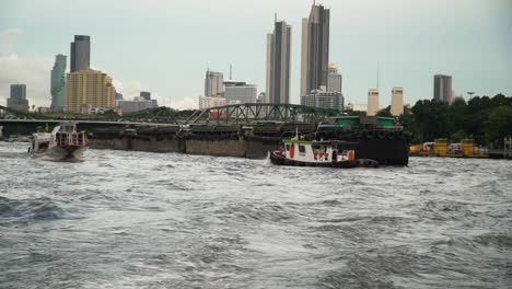 niveles de agua en el río chao phraya después de días de fuertes lluvias