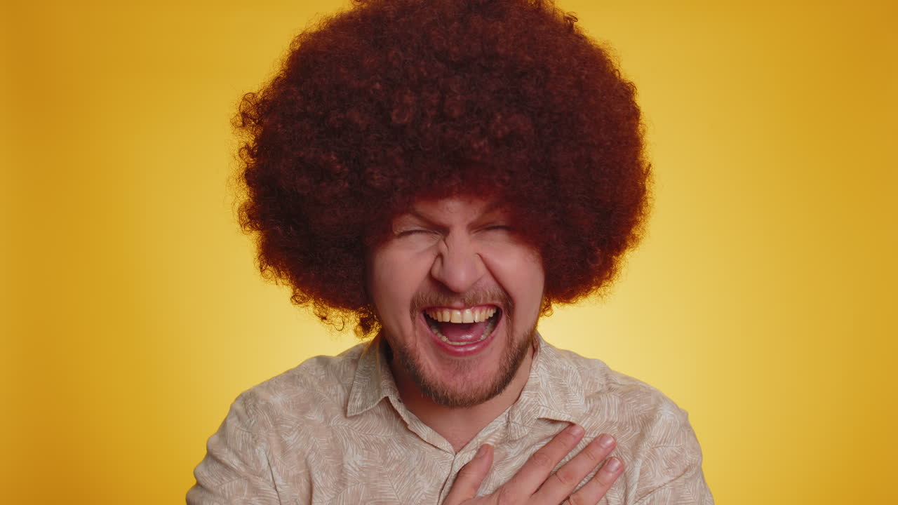 hombre alegre riendo en voz alta después de escuchar una anécdota ridícula, broma divertida, sintiéndose despreocupado divertido