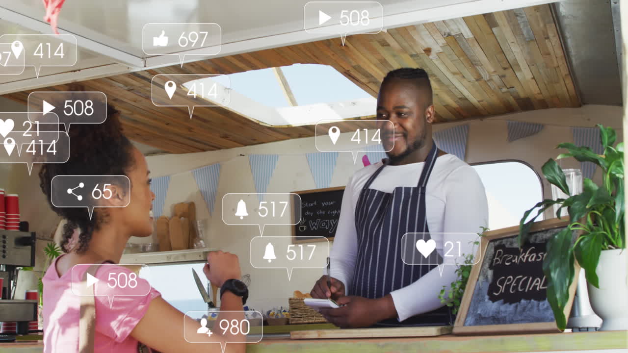 animación de iconos y números de redes sociales sobre un hombre y una mujer afroamericanos en un camión de comida