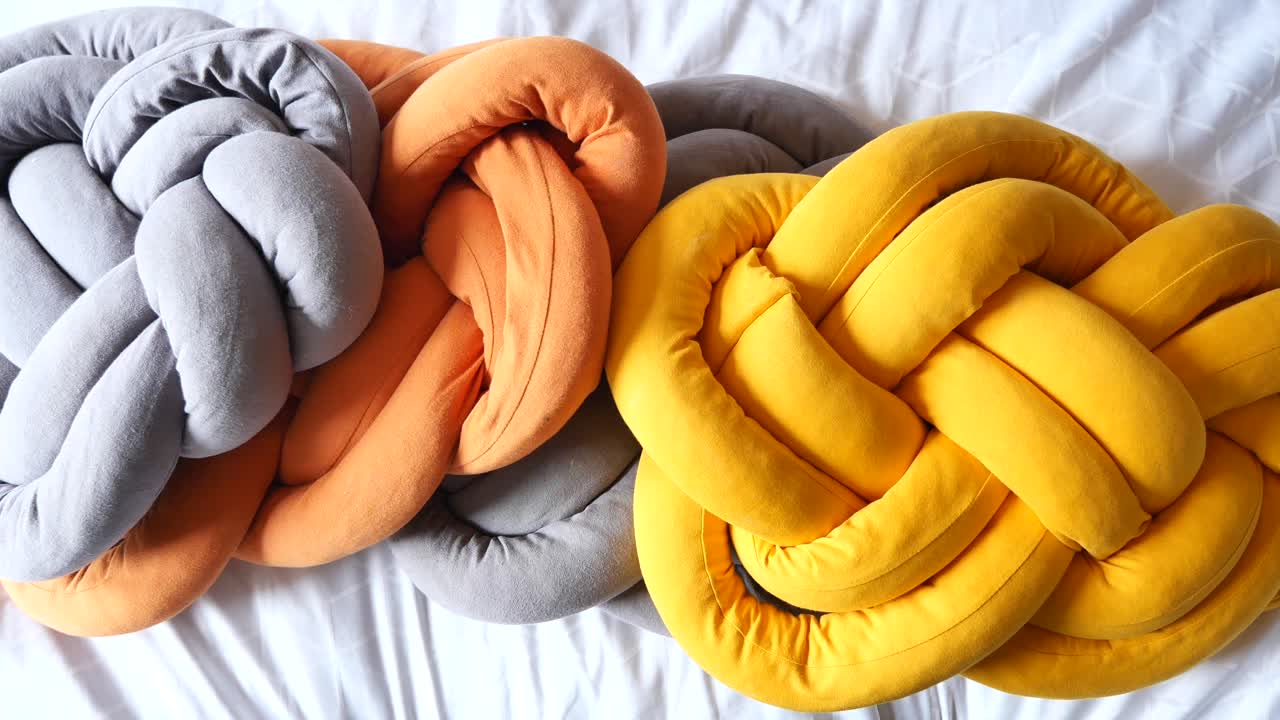 almohadas anudadas trenzadas de colores
