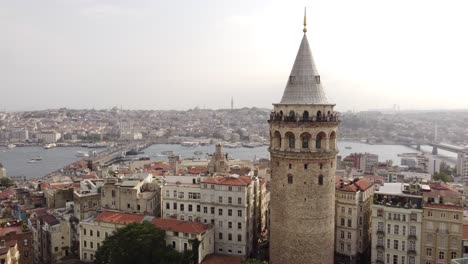 Imágenes-Icónicas-De-Drones-De-La-Torre-De-Gálata-En-Beyoglu-Estambul-Con-El-Mar-Del-Bósforo,-Mezquitas-Y-El-Puente-De-Gálata-Al-Fondo