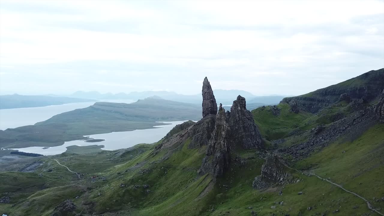 toma anticipada de drones del viejo de las formaciones rocosas de storr en la isla de skye escocia