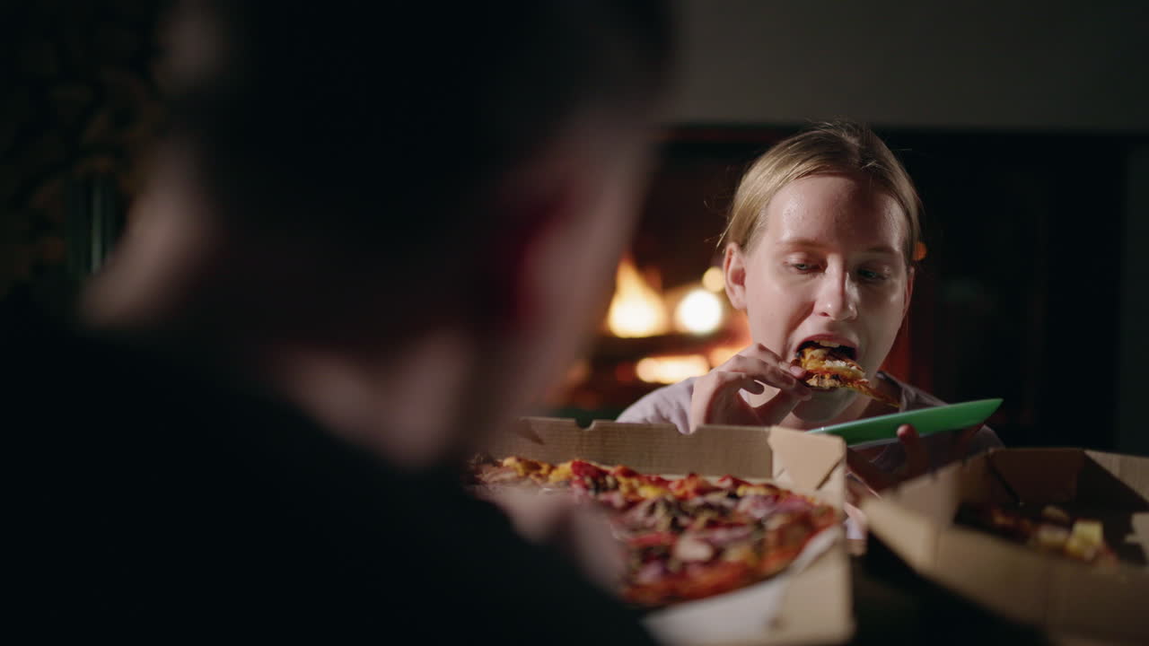 la serata della pizza vicino al camino.