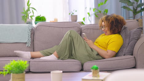 relajarse, enviar mensajes de texto y mujer con teléfono en un sofá