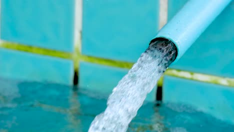 flujo continuo de agua en una piscina de azulejos