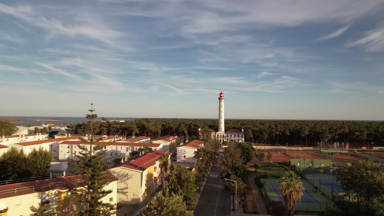 faro de la ciudad al lado del parque forestal verde vista aérea