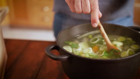 Mischen-Von-Gemüsesuppe-älteren-Händen