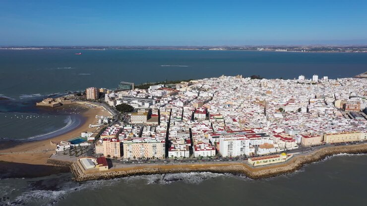 viejos barrios de cádiz españa vista aérea tarde soleada