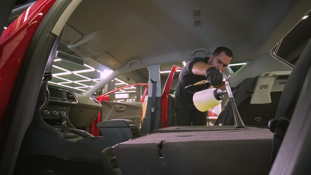 limpieza profesional de automóviles. lavado de sars. detalles interiores. limpieza en seco y detalles del interior de un automóvil. limpeza profunda de asientos. limpeza de espuma en el lavado de automóviles; limpieza del panel del automóvil del polvo. una aspiradora