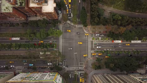 taiwán hora de la noche centro de la ciudad de taipei techos tráfico calle cruce panorámica aérea 4k