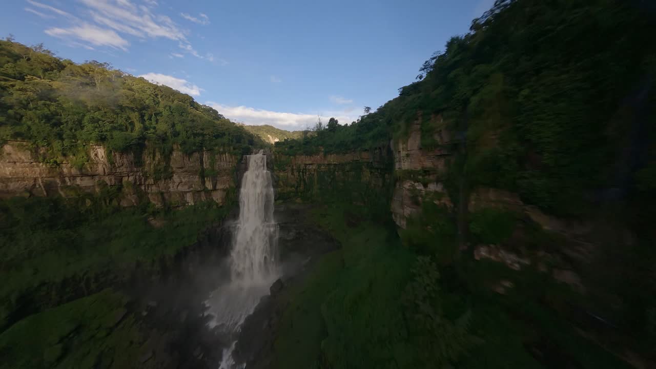 acantilados escarpados con cataratas de tequendama en san antonio del tequendama, soacha, cundinamarca, colombia