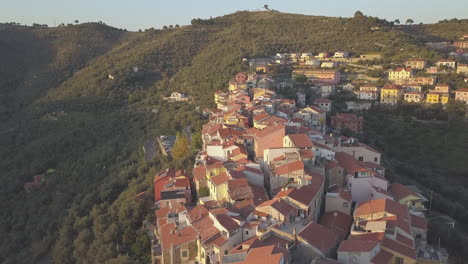 Vista-Aérea-De-Civezza-En-Casa-Pueblo-Mediterráneo-En-Liguria,-Italia