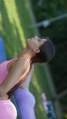 mujeres practicando yoga al aire libre