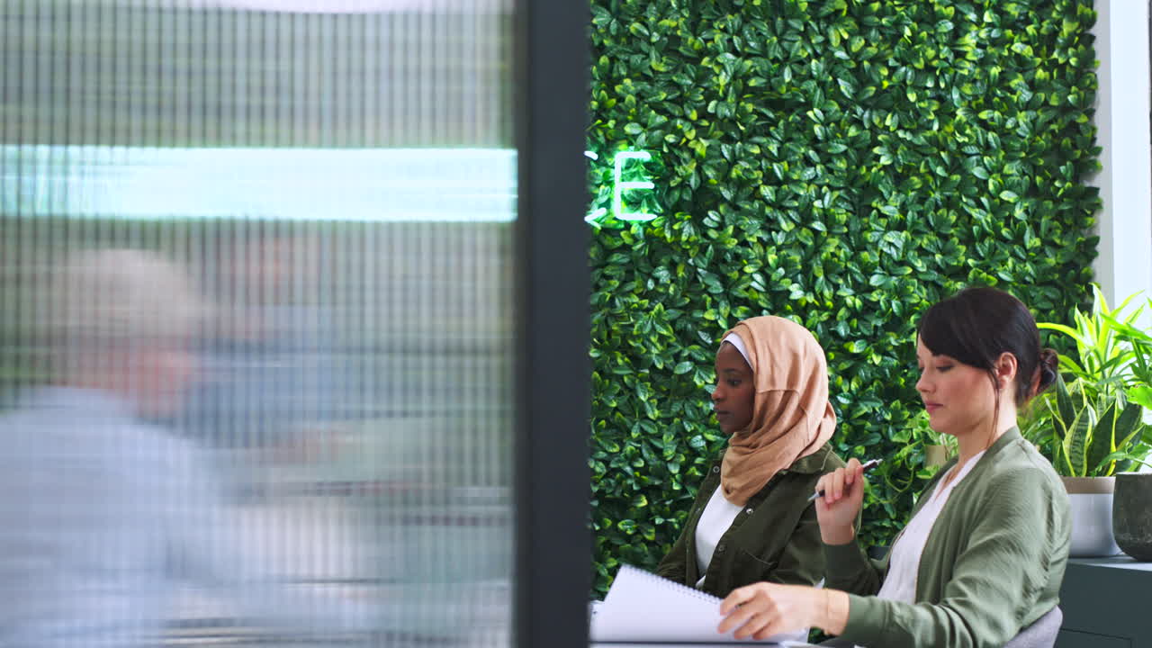 현대적인 작업 공간에서 다양한 팀 회의