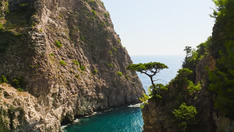 Fliegen-In-Richtung-Hoher-See-Entlang-Einer-Steilen-Schlucht-An-Einem-Sonnigen-Tag