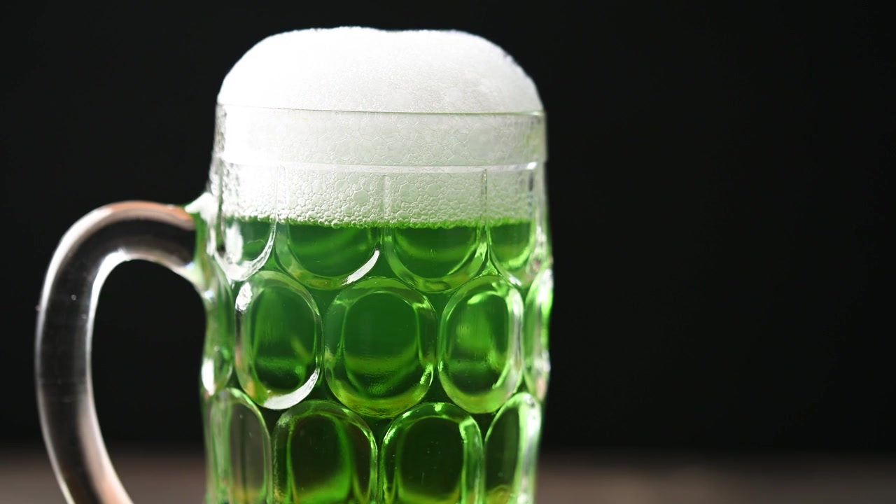Boccale di birra verde con schiuma per il Giorno di San Patrizio