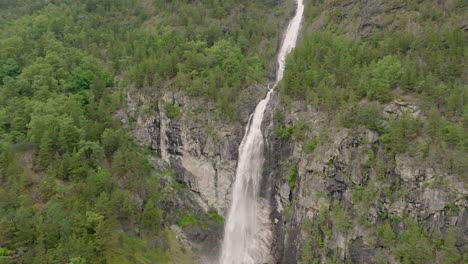 Aufsteigende-Große-Zweistufige-Wasserfallkaskaden,-Bevor-Sie-über-Eine-Steile-Klippe-Stürzen