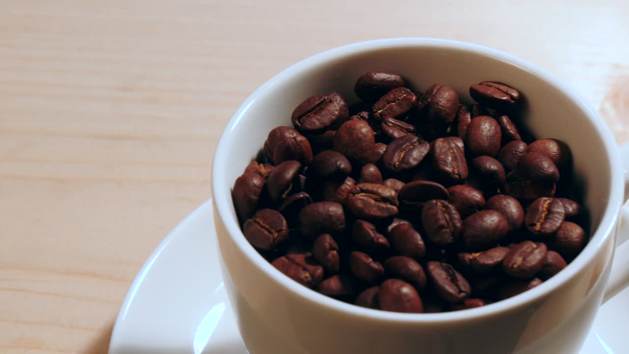 Chicchi di caffè in una tazza bianca