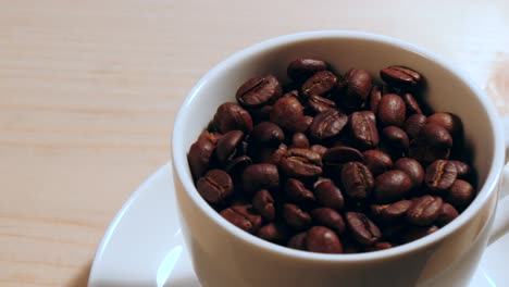 granos de café en una taza blanca