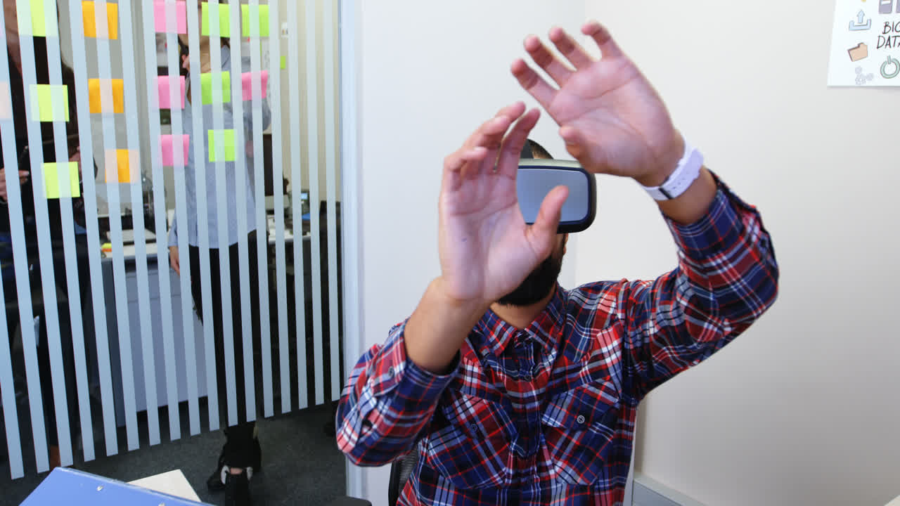 Executivos usando óculos de realidade virtual 4k