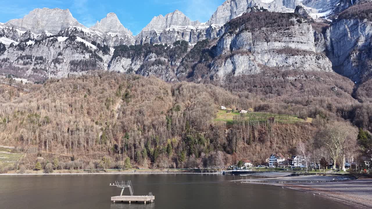 Ilmakuva Walensee-järvestä ja Churfirsten-vuorista lähellä Walenstadtia, Sveitsissä.