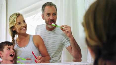 familia cepillándose los dientes en el baño 4k