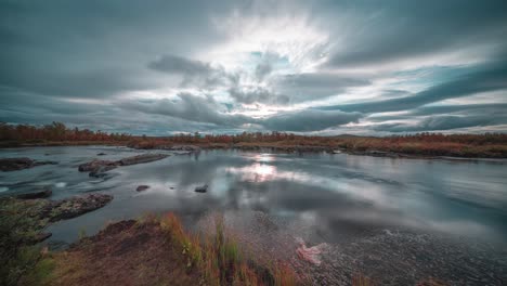 a medida que el sol se pone y la oscuridad se apodera del paisaje, las nubes tormentosas se mueven rápidamente a través de los cielos