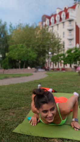 y una mujer haciendo yoga en un parque.