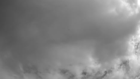 nubes grises en movimiento, lapso de tiempo