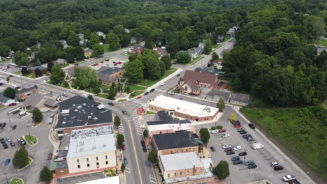 Fremont,-Michigan,-Drohnen-Luftaufnahmen-Der-Innenstadt-Von-Gebäuden,-Stadtbild