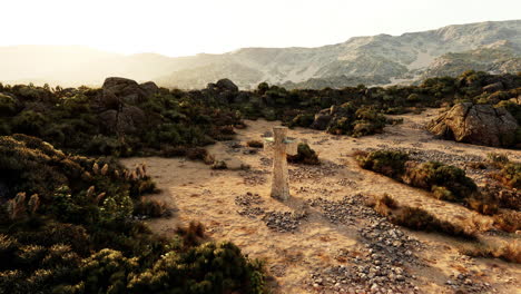 cruz de piedra en el desierto