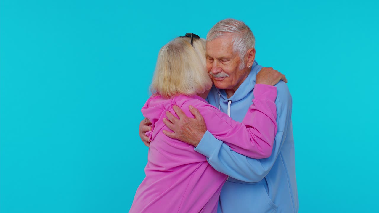 쾌활하고 사랑스러운 노인 커플 남자 여자 할아버지 할머니가 웃으며 포옹하며 함께 라이프 스타일을 즐기고 있습니다.