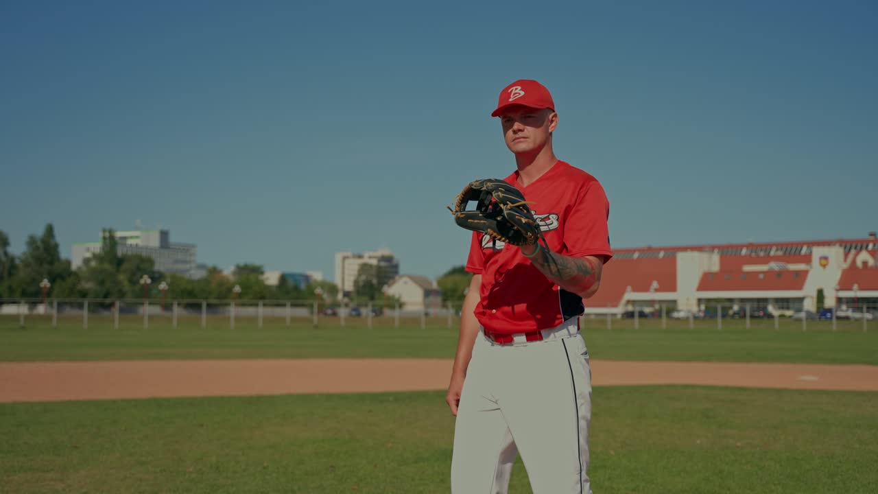 Giocatore di baseball su un campo da baseball