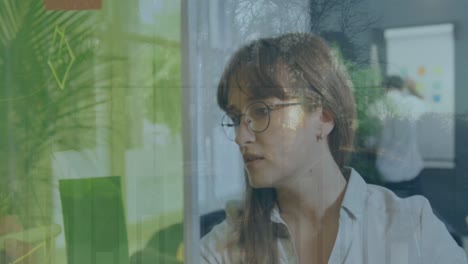animación del procesamiento de datos sobre mujer de negocios caucásica en la oficina