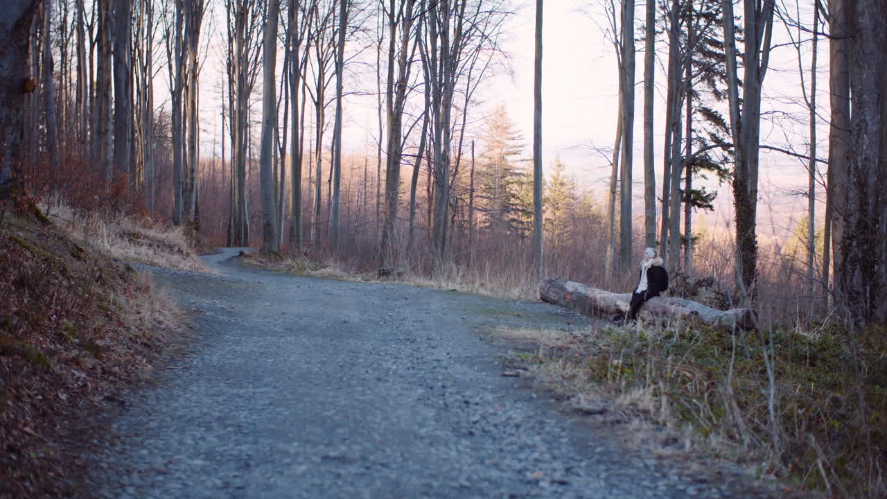 산길을 걷는 여성 관광객 1