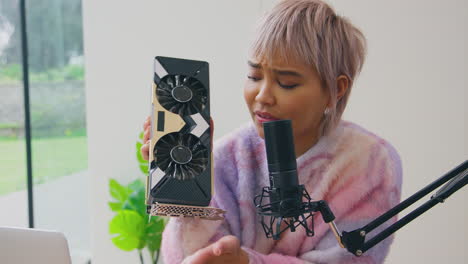 vlogger femenina con computadora portátil y micrófono transmisión en vivo en línea revisión de productos electrónicos a la cámara