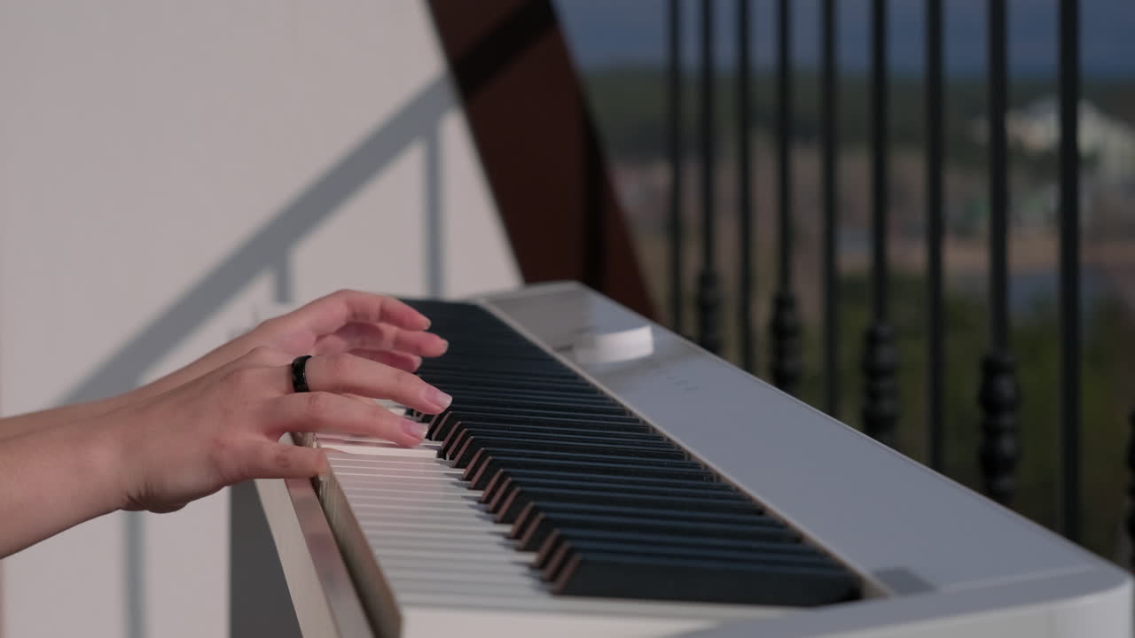 persona tocando el piano en un balcón
